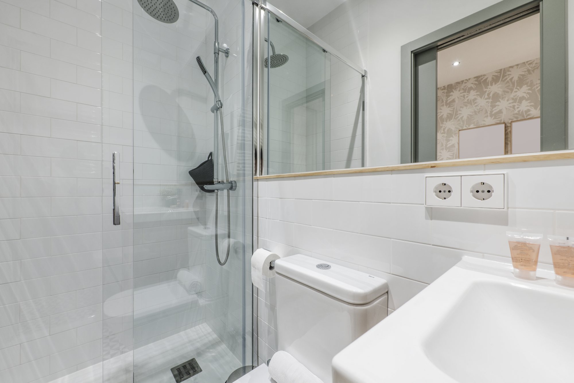 Baño blanco moderno