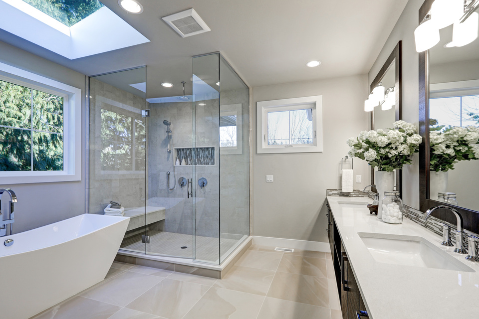 Baño para pareja con bañera, ducha grande y lavamanos doble