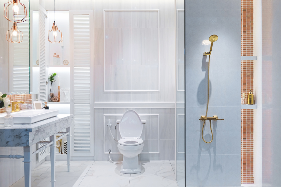 Baño clásico con ducha, lavamanos y retrete